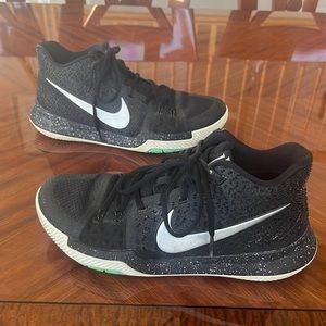 Nike Kyrie 3 Men’s size 10 Basketball shoe